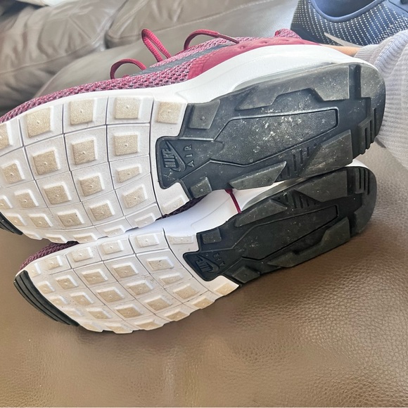 Men’s Nike Sneakers - Picture 5 of 5